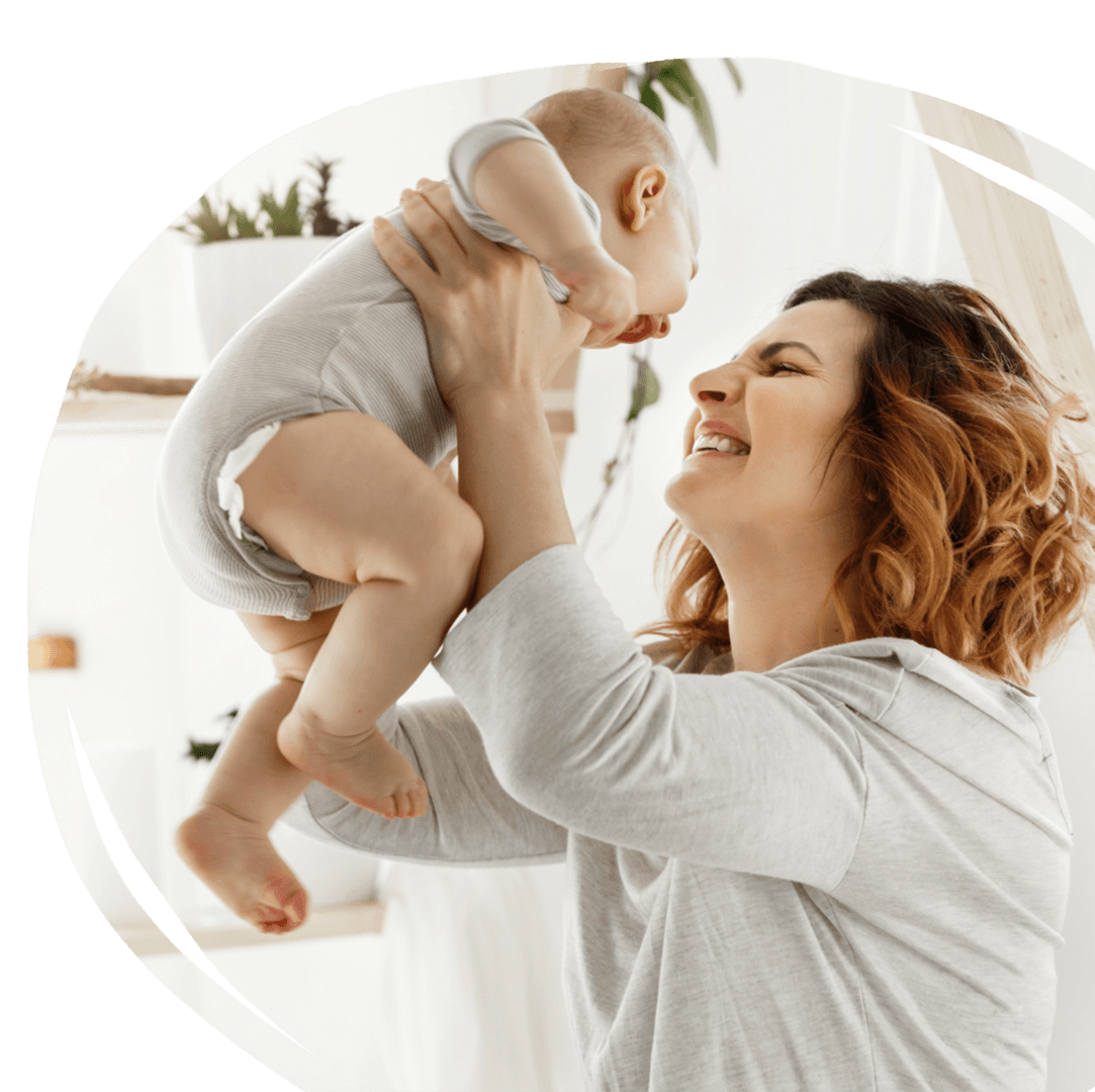 Madre feliz sosteniendo a su bebé